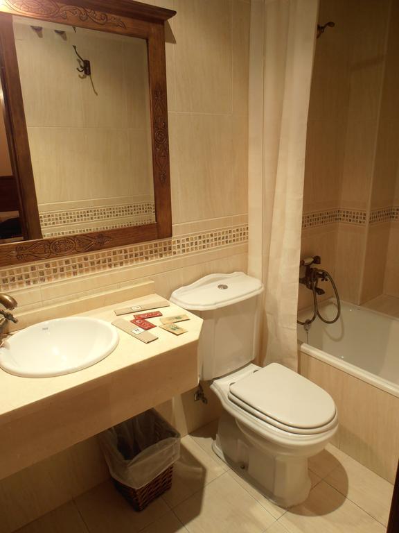 Hostal Virgen De La Encina ポンフェラダ 部屋 写真