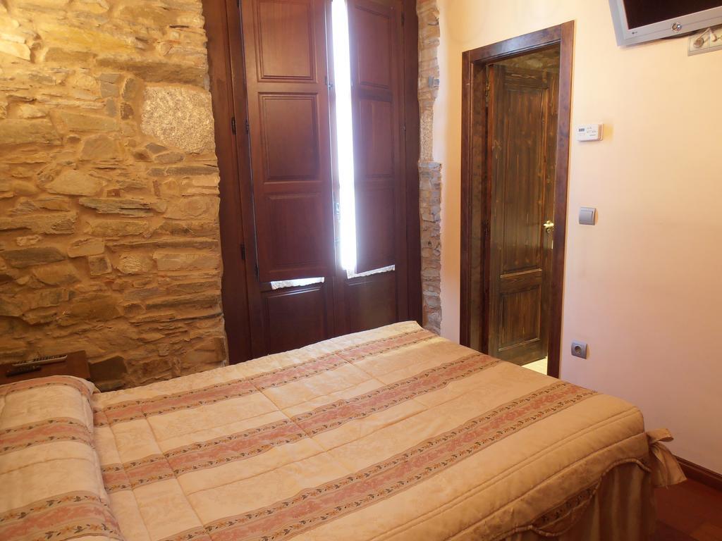 Hostal Virgen De La Encina ポンフェラダ 部屋 写真