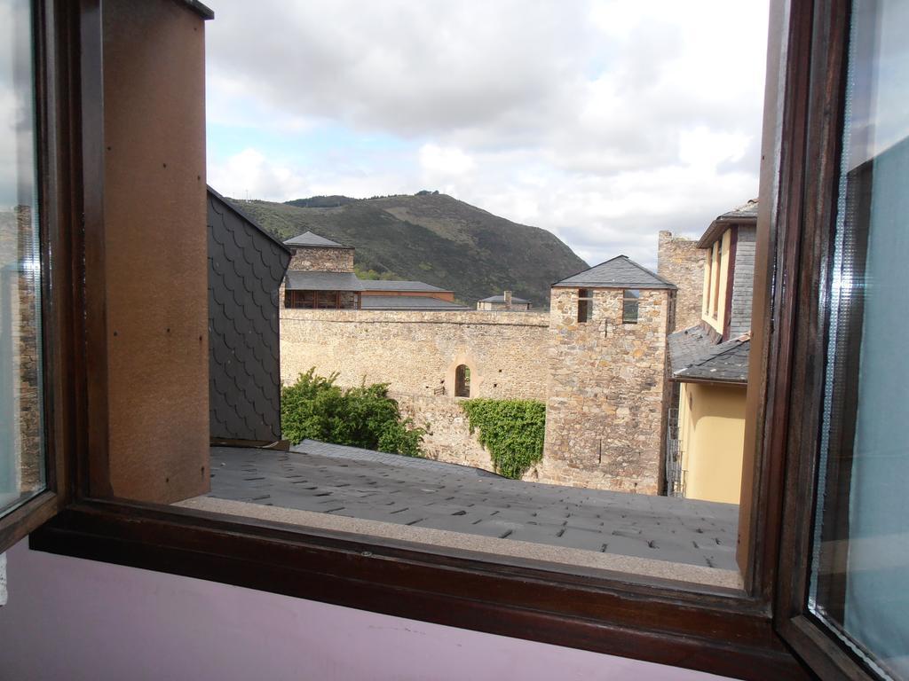 Hostal Virgen De La Encina ポンフェラダ 部屋 写真