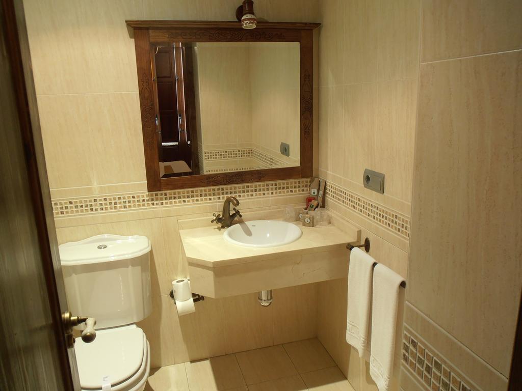 Hostal Virgen De La Encina ポンフェラダ 部屋 写真