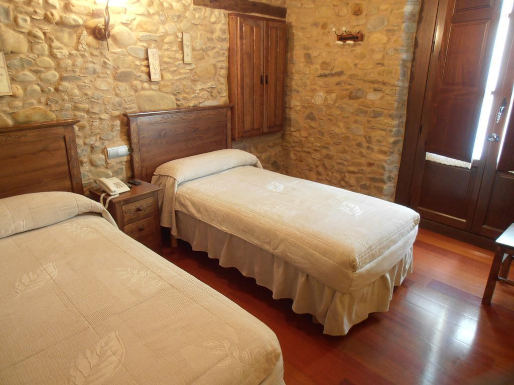Hostal Virgen De La Encina ポンフェラダ 部屋 写真