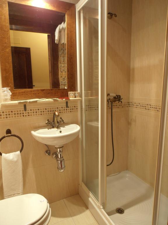 Hostal Virgen De La Encina ポンフェラダ 部屋 写真