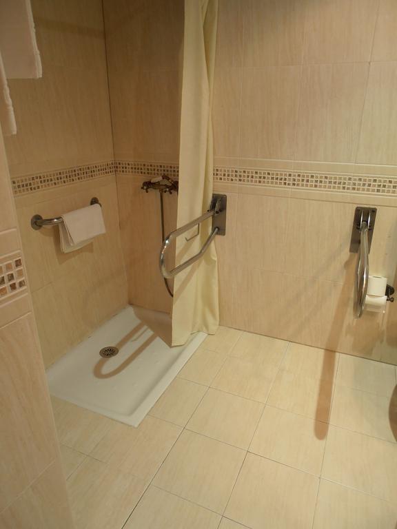 Hostal Virgen De La Encina ポンフェラダ 部屋 写真