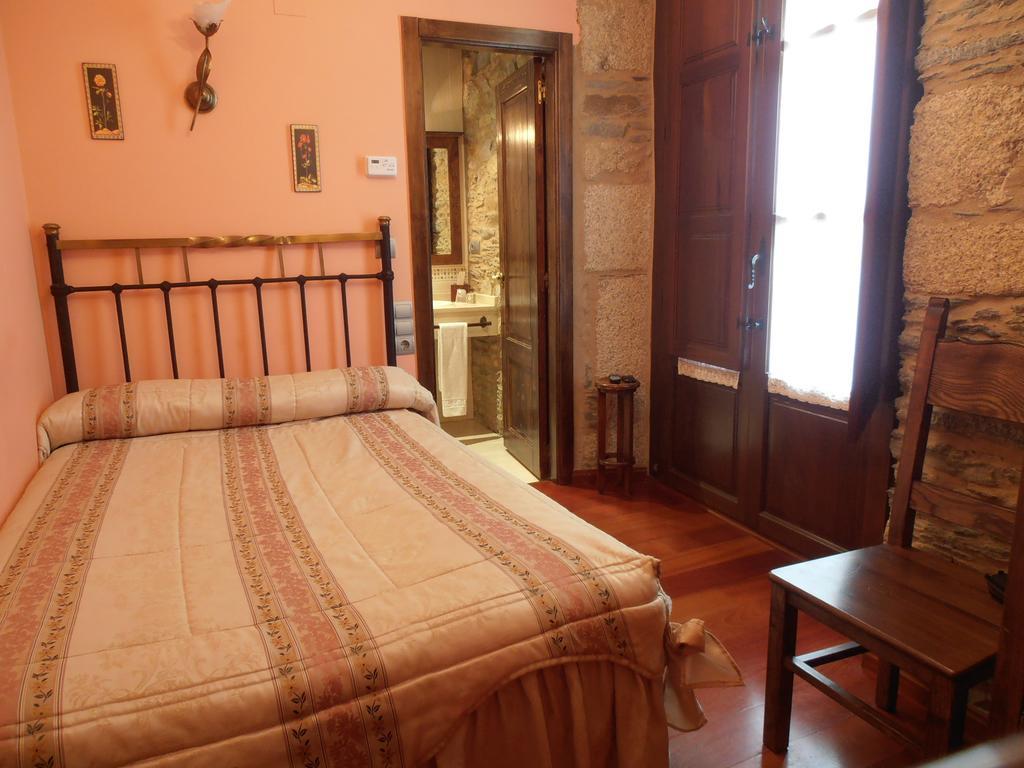 Hostal Virgen De La Encina ポンフェラダ 部屋 写真