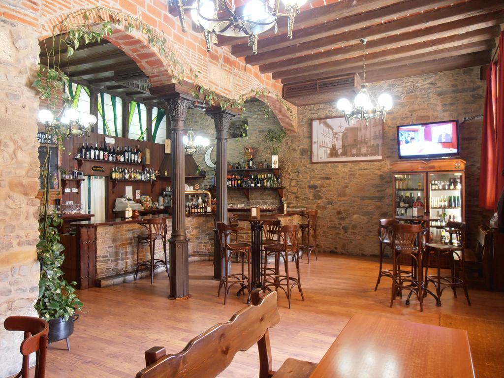 Hostal Virgen De La Encina ポンフェラダ エクステリア 写真