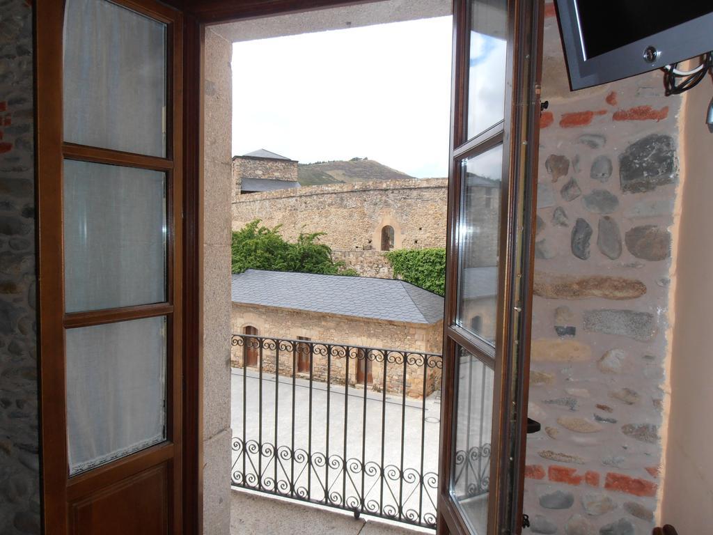 Hostal Virgen De La Encina ポンフェラダ 部屋 写真