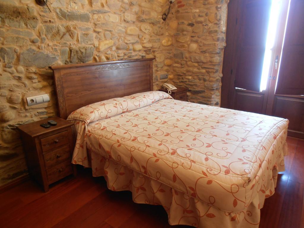 Hostal Virgen De La Encina ポンフェラダ 部屋 写真