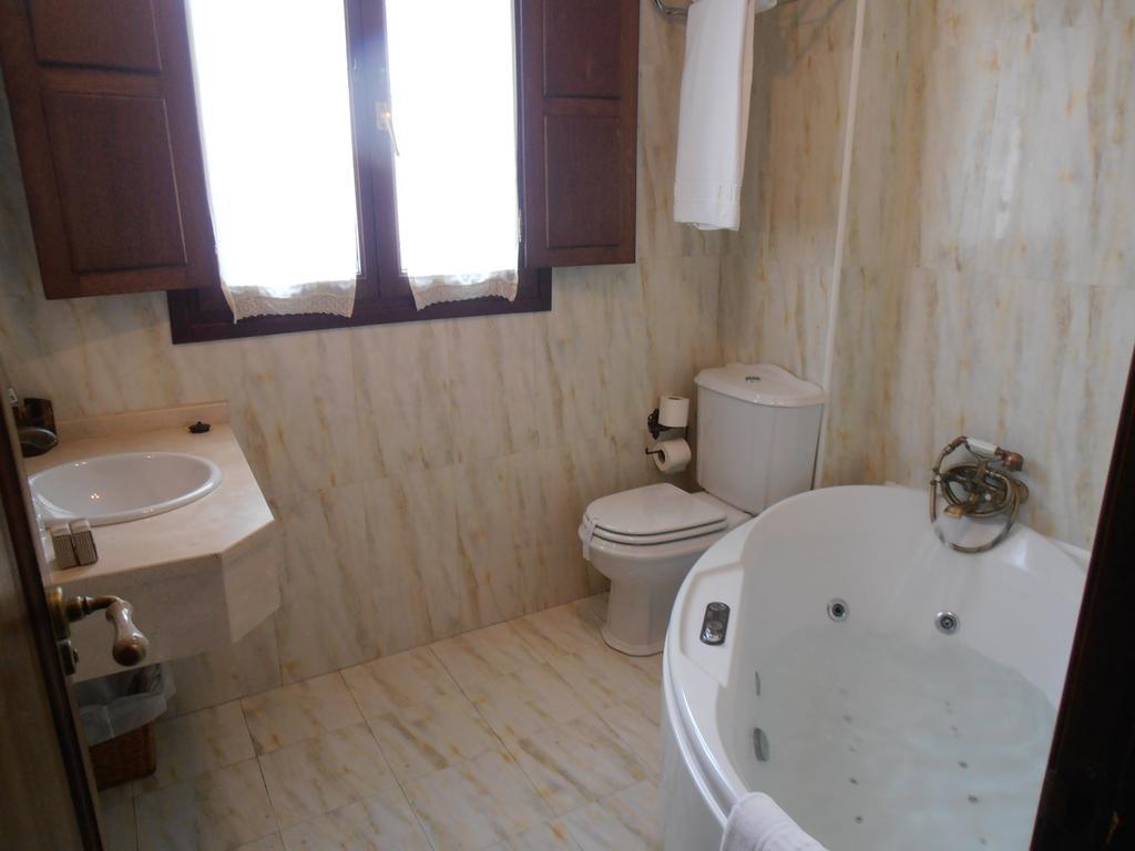 Hostal Virgen De La Encina ポンフェラダ 部屋 写真