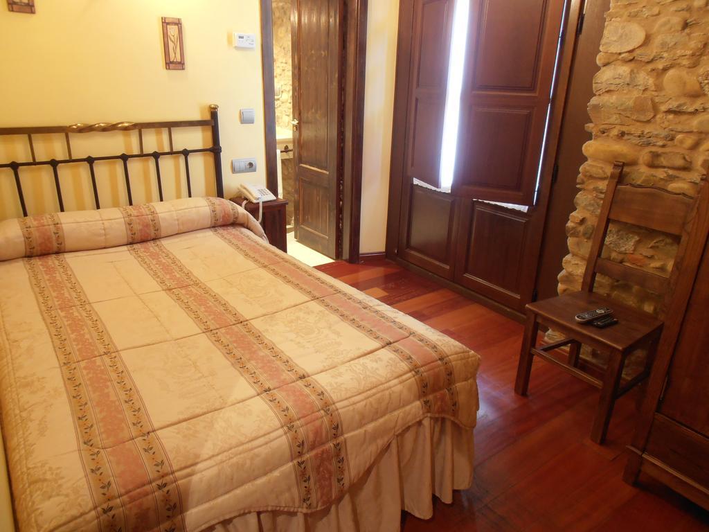 Hostal Virgen De La Encina ポンフェラダ 部屋 写真
