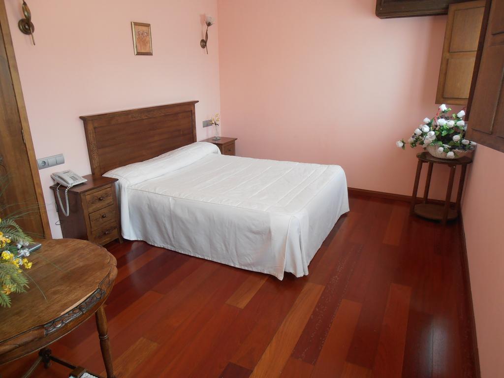 Hostal Virgen De La Encina ポンフェラダ 部屋 写真